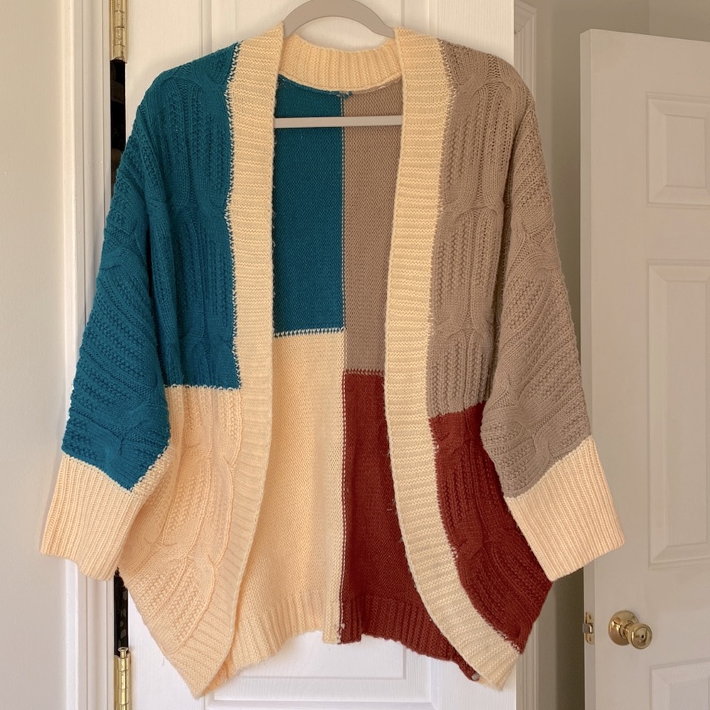 Women’s color block cable knit oversized shrug - Picture 3 of 7